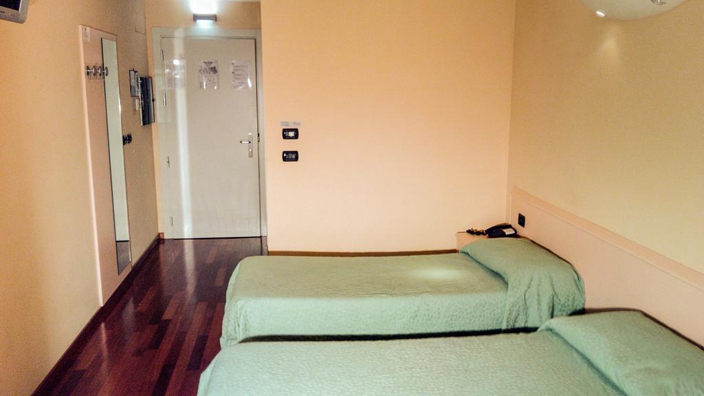 Caprice Hotel Avigliana Szoba fotó